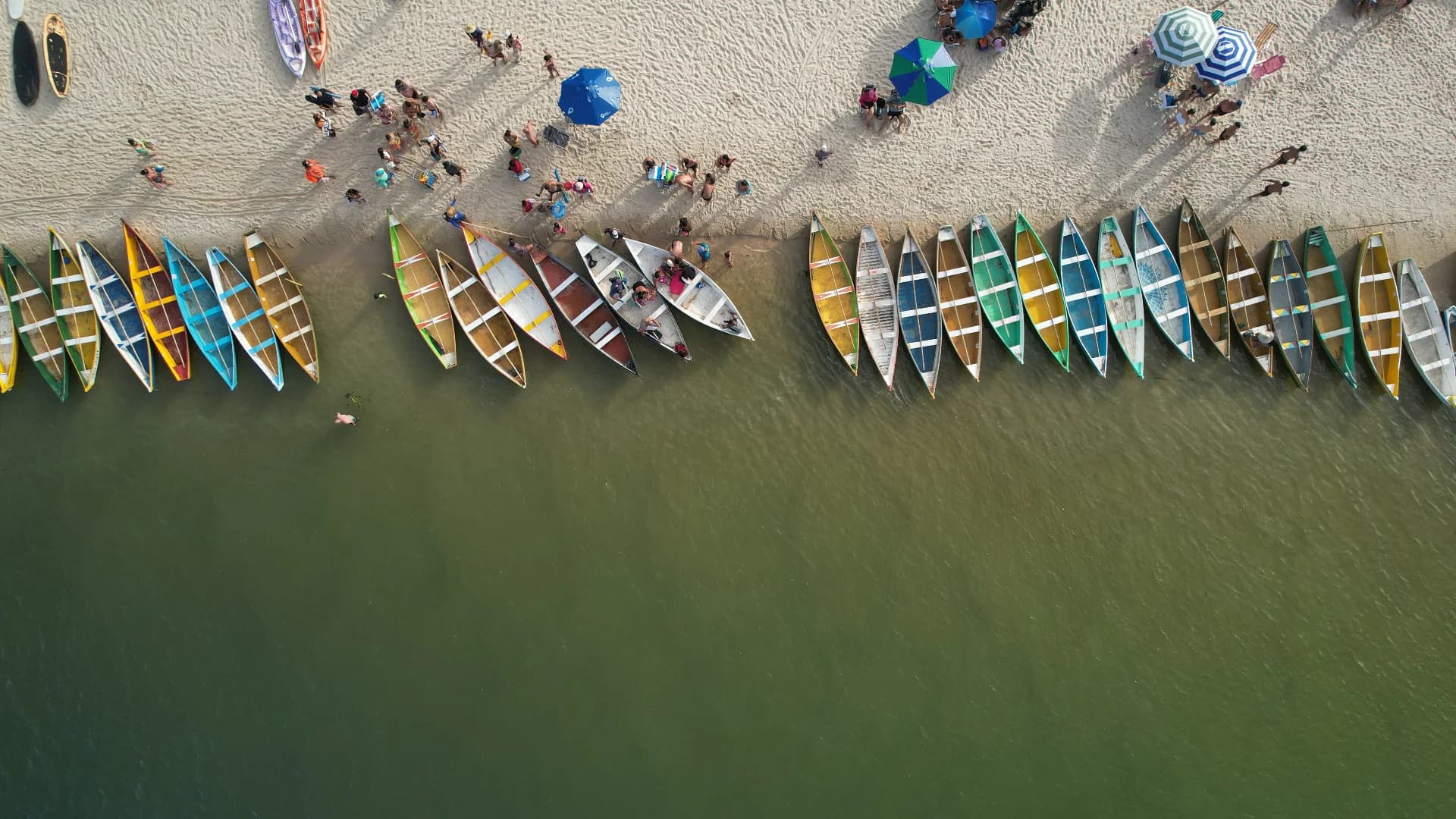 Travessia de barco no Rio da Madre (Guarda do Embaú)