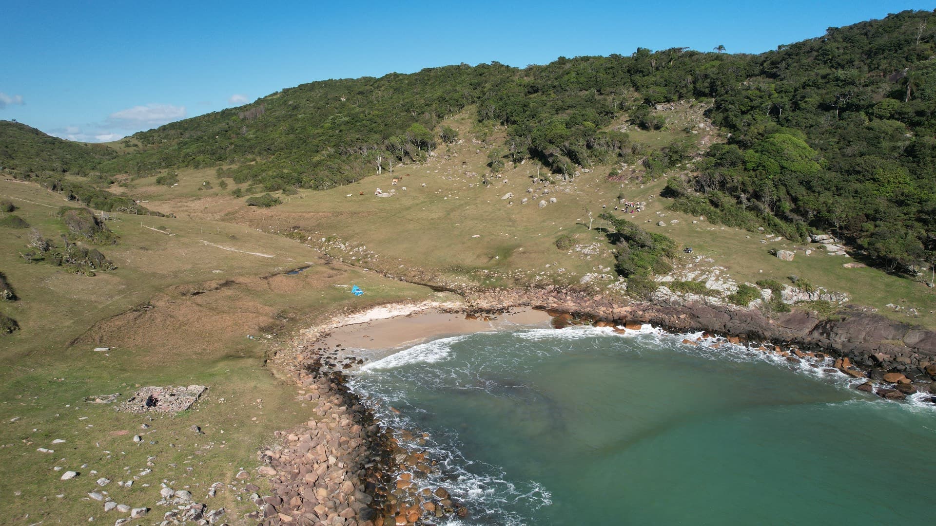 Trilha até a Praia do Maço