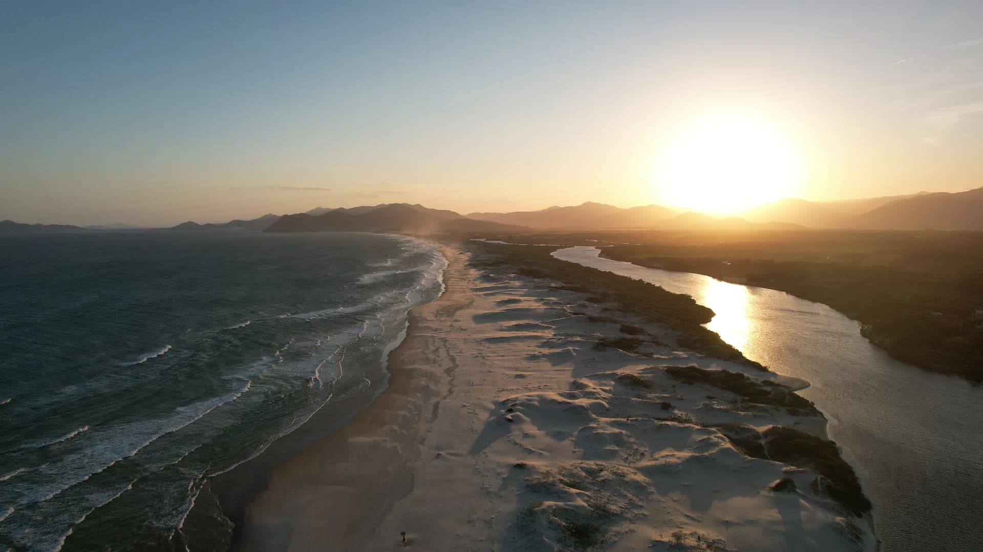 Vista aérea da praia da Pinheira ao entardecer