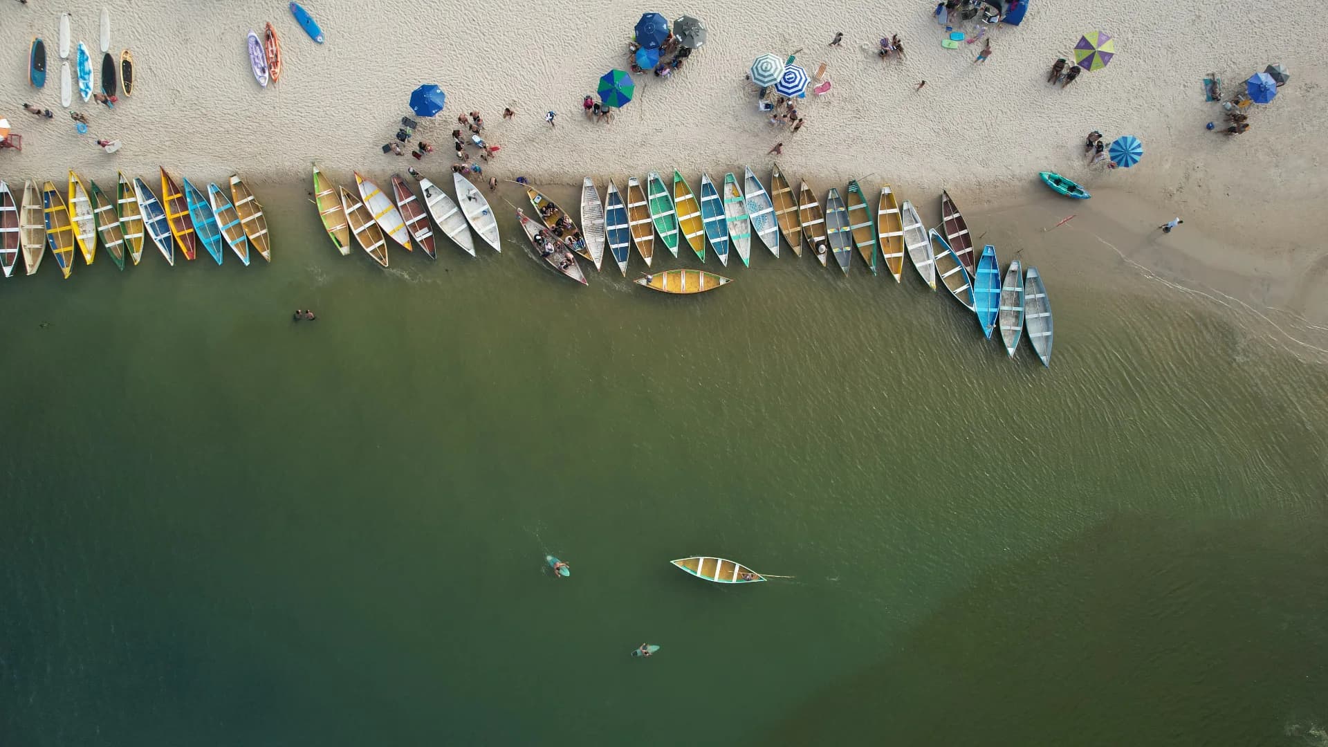 Vista aérea da praia da Pinheira ao entardecer